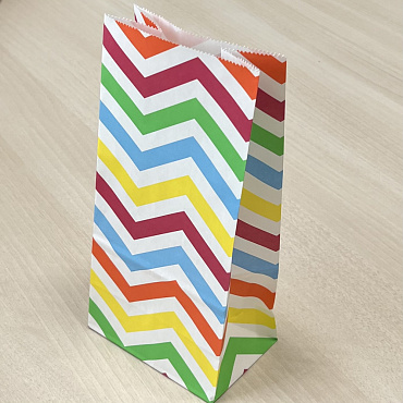 Пакет фасовочный с готовым принтом 24,5х12,0х8,0 из белой бумаги "Цветные линии"